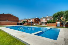 House in Palafolls - Vivalidays Casa Pinell