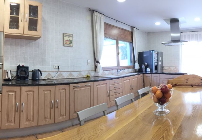 Villa in Tordera - Vivalidays Villa Kiros