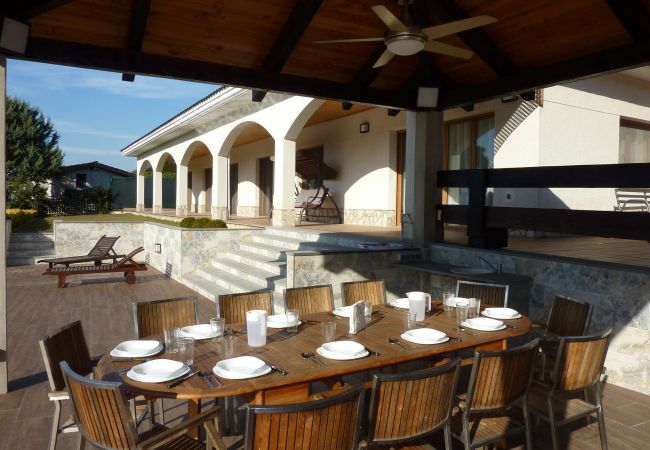 Villa in Tordera - Vivalidays Villa Kiros