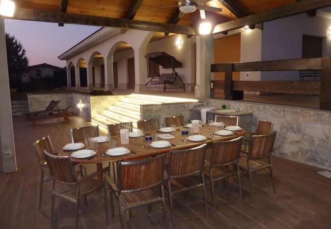 Villa in Tordera - Vivalidays Villa Kiros
