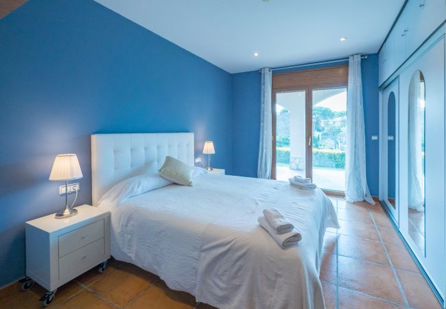 Villa in Tordera - Vivalidays Villa Kiros