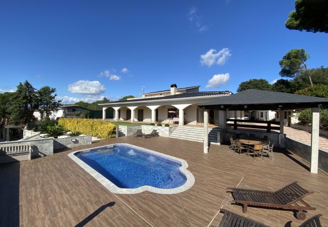Villa in Tordera - Vivalidays Villa Kiros