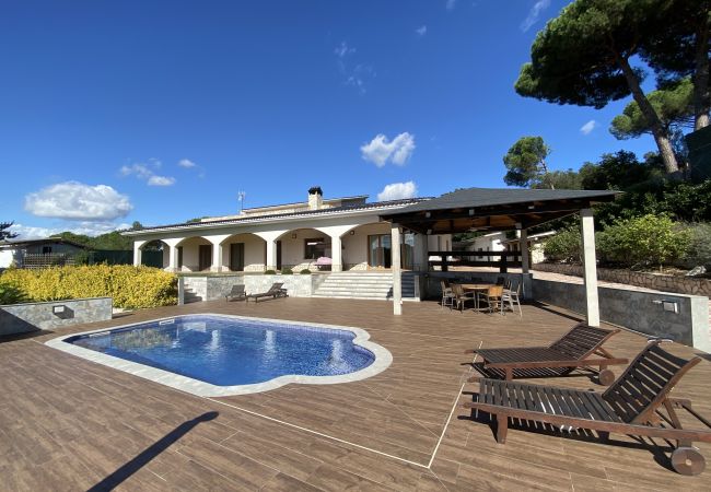 Villa in Tordera - Vivalidays Villa Kiros