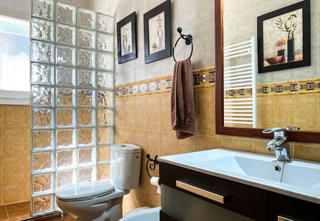 Шале на Sant Cebrià de Vallalta - Vivalidays Casa Ricardo Шале на Sant Cebrià de Vallalta - Vivalidays Casa Ricardo