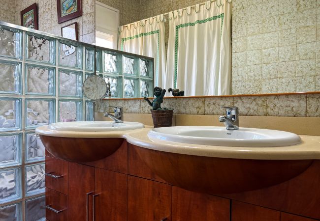Шале на Sant Cebrià de Vallalta - Vivalidays Casa Ricardo Шале на Sant Cebrià de Vallalta - Vivalidays Casa Ricardo