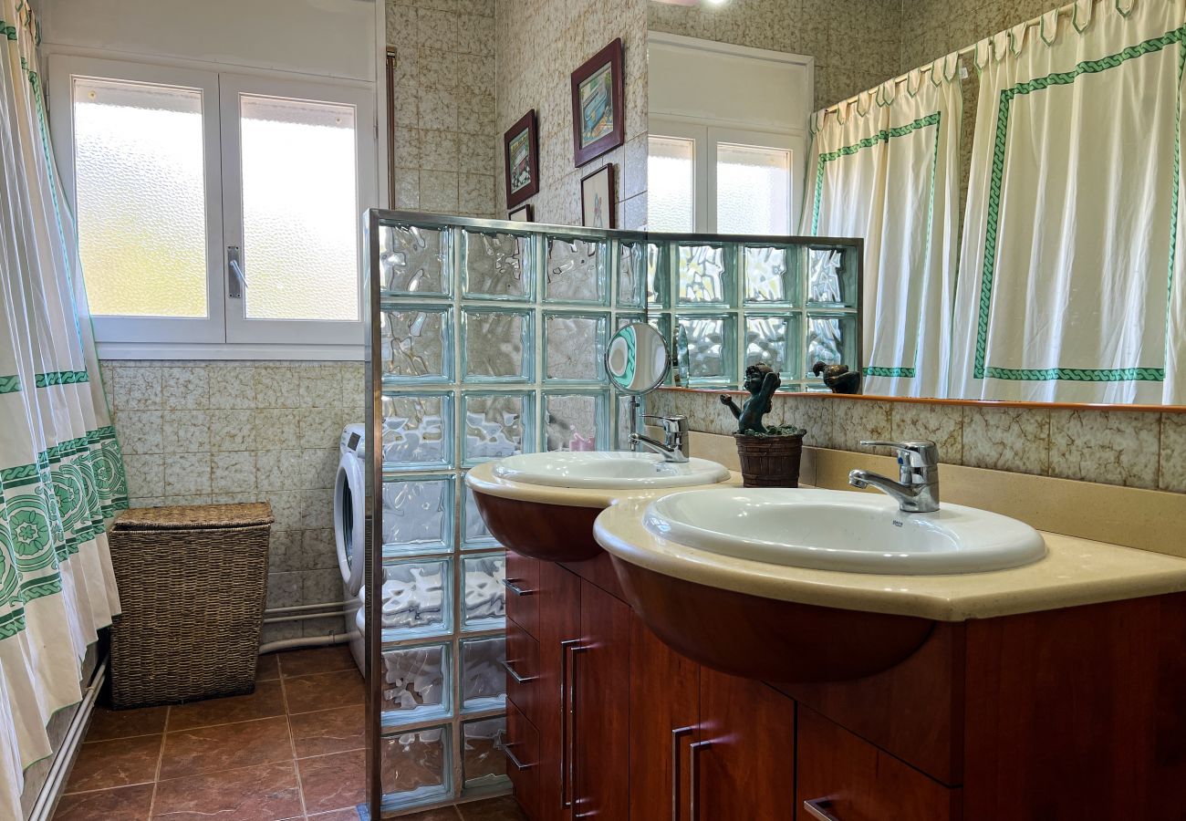 Шале на Sant Cebrià de Vallalta - Vivalidays Casa Ricardo Шале на Sant Cebrià de Vallalta - Vivalidays Casa Ricardo